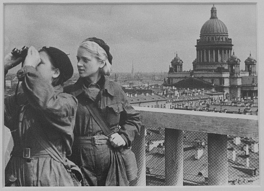 В Плесе открылась выставка легендарного фотолетописца войны
